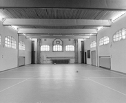 882040 Interieur van het Hoofdbureau van Politie (Paardenveld 1) in Wijk C te Utrecht: de sportzaal.